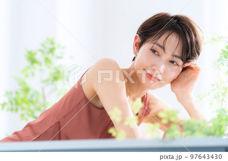 女性　ビューティー　美容　UVケア　スキンケア　リビング 97643430