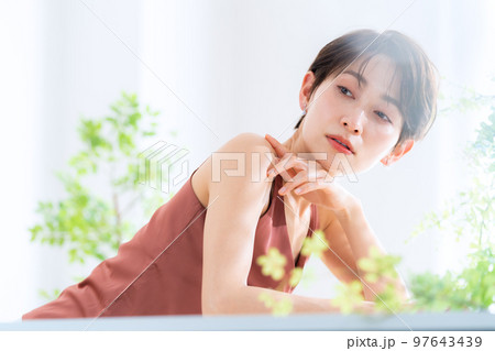 女性　ビューティー　美容　UVケア　スキンケア　リビング 97643439