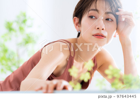 女性　ビューティー　美容　UVケア　スキンケア　リビング 97643445