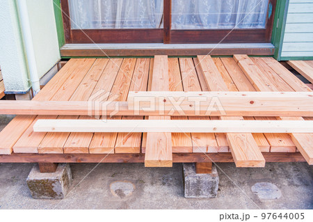 住宅のウッドデッキ リフォーム(張替え) 作業風景 住宅のウッドデッキ リフォーム(張替え) 作業風景 97644005