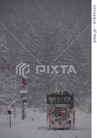 雪景色の留萌線峠下駅に止まる除雪車 雪景色の留萌線峠下駅に止まる除雪車 97644105