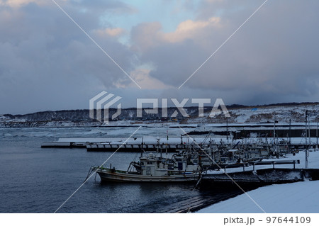 北海道初山別村の冬の港の風景 97644109