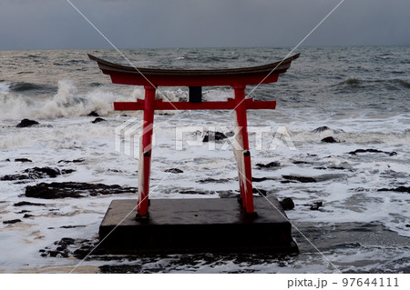 冬の荒れた日本海にそびえ立つ北海道初山別村の金比羅神社の鳥居 97644111