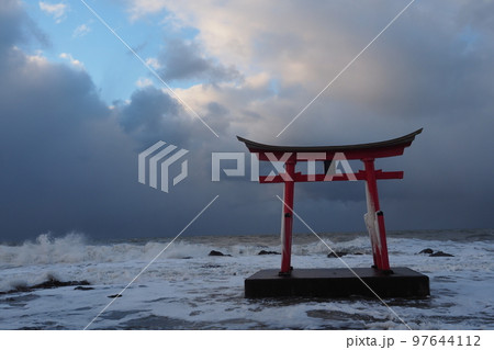 冬の荒れた日本海にそびえ立つ北海道初山別村の金比羅神社の鳥居 冬の荒れた日本海にそびえ立つ北海道初山別村の金比羅神社の鳥居 97644112