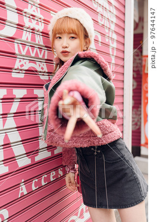 ギャルファッションの女の子 97644147