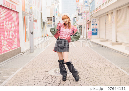 ギャルファッションの女の子 ギャルファッションの女の子 97644151