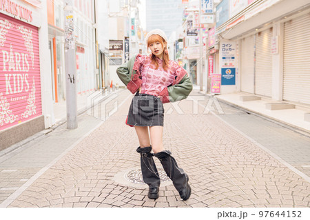 ギャルファッションの女の子 97644152