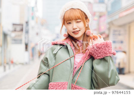 ギャルファッションの女の子 97644155