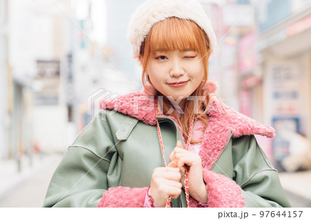 ギャルファッションの女の子 97644157