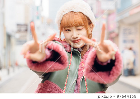 ギャルファッションの女の子 ギャルファッションの女の子 97644159