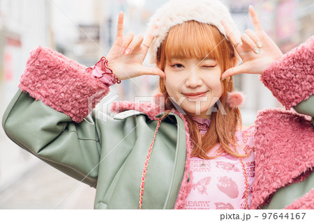 ギャルファッションの女の子 97644167