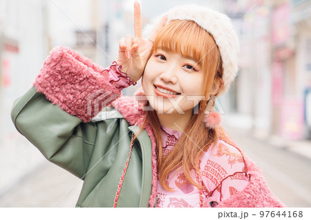 ギャルファッションの女の子 ギャルファッションの女の子 97644168