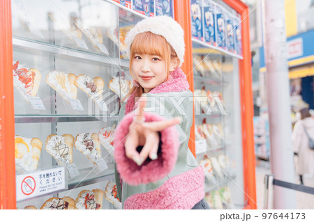 ギャルファッションの女の子 97644173