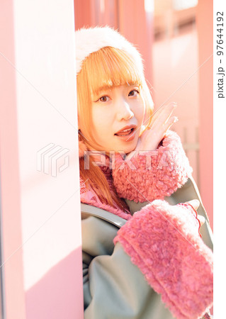ギャルファッションの女の子 97644192