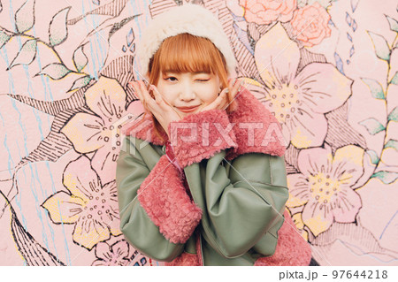 ギャルファッションの女の子 ギャルファッションの女の子 97644218