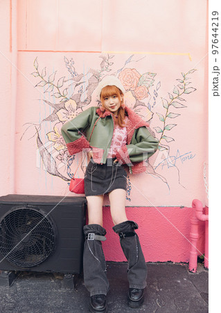 ギャルファッションの女の子 97644219