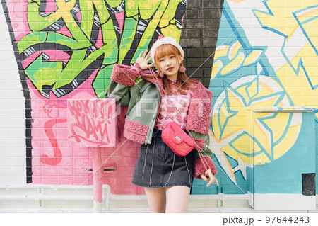 ギャルファッションの女の子 97644243