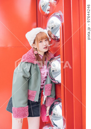ギャルファッションの女の子 97644246