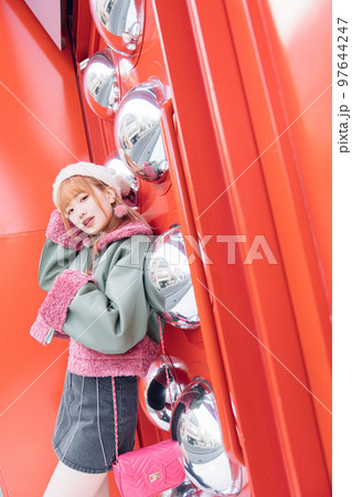 ギャルファッションの女の子 97644247