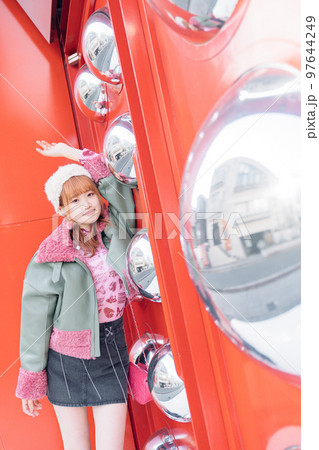 ギャルファッションの女の子 97644249