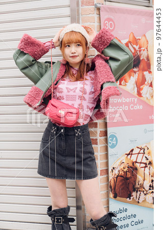 ギャルファッションの女の子 97644453