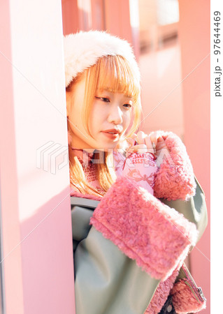 ギャルファッションの女の子 97644469