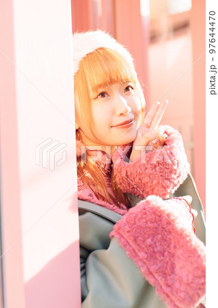 ギャルファッションの女の子 97644470