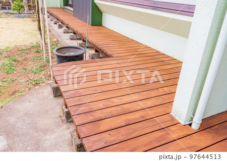 住宅のウッドデッキ　DIYリフォーム（張替え）完成 97644513