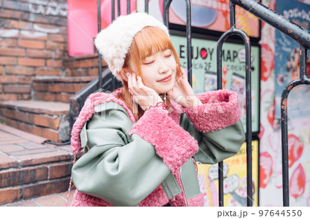 音楽を聴く原宿系ギャルファッションの女の子 音楽を聴く原宿系ギャルファッションの女の子 97644550