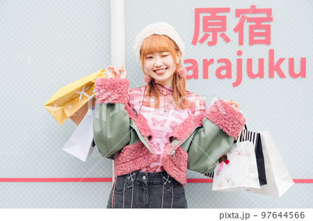 ショッピングをするギャルファッションの女の子 97644566