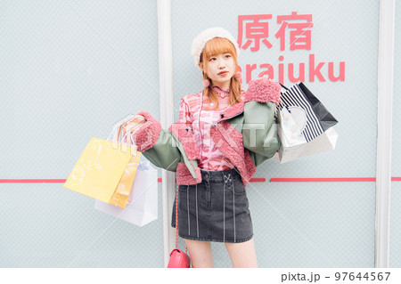 ショッピングをするギャルファッションの女の子 97644567