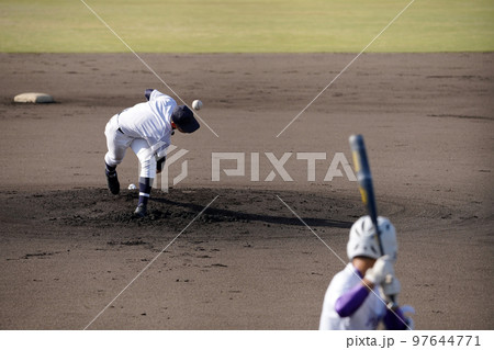 右打者に投球する右投げのピッチャー 97644771