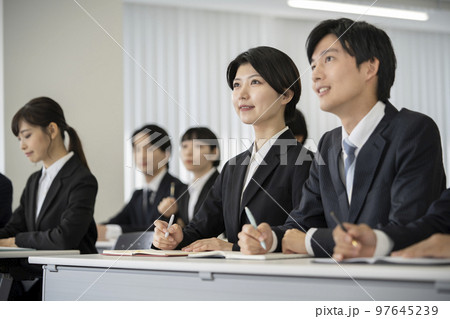 スーツ姿の若いセミナー受講者 イメージ スーツ姿の若いセミナー受講者 イメージ 97645239