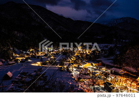世界遺産 白川郷の夜景 97646011