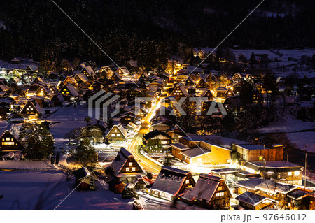 世界遺産 白川郷の夜景 2022年12月撮影 97646012