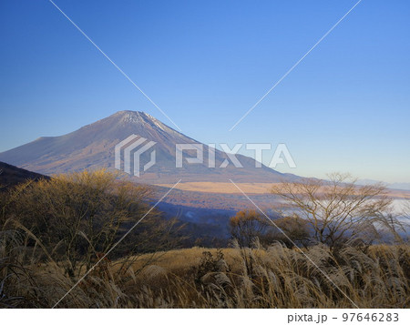 山梨県 富士とすすきヶ原と霧の山中湖 11月 山梨県 富士とすすきヶ原と霧の山中湖 11月 97646283