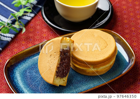 回転焼きとお茶 97646350