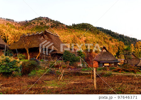 夕陽の中の美山 97646371