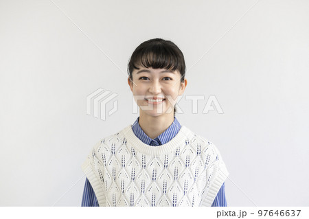 カメラ目線で笑顔の若い女性 97646637