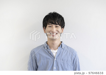 カメラ目線で笑顔の若い男性 カメラ目線で笑顔の若い男性 97646638