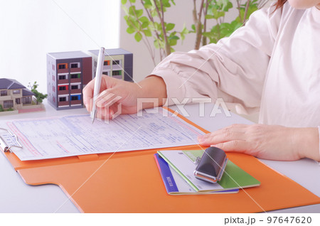 契約書にサインをする人の手元 97647620