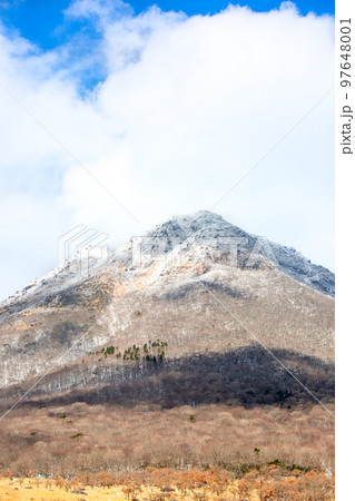 冬の湯布院　由布岳の積雪 97648001