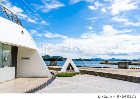 三角港フェリーターミナル(海のピラミッド)「夏空を背景に公園風景」 三角港フェリーターミナル(海のピラミッド)「夏空を背景に公園風景」 97648375