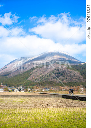 由布院盆地と由布岳積雪 97648385