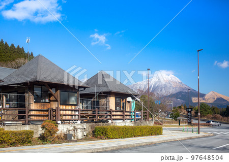 道の駅ゆふいんと積雪の由布岳 97648504
