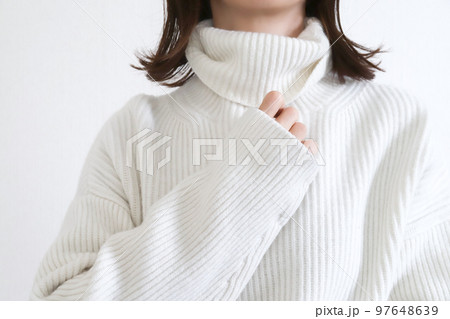 白いニットを着た女性 97648639