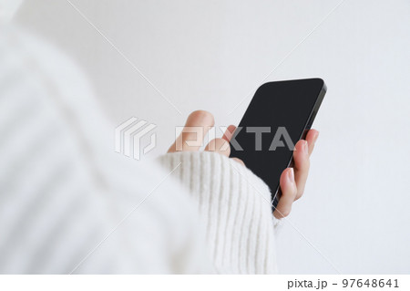 スマホを操作する手元 スマホを操作する手元 97648641