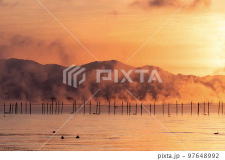 12月の琵琶湖の夜明け　大規模な「気嵐」が現れた 97648992