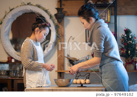 料理をする親子 97649102