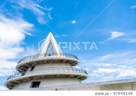 三角港フェリーターミナル（海のピラミッド）「夏空を背景に展望台からパノラマ風景」 97649249